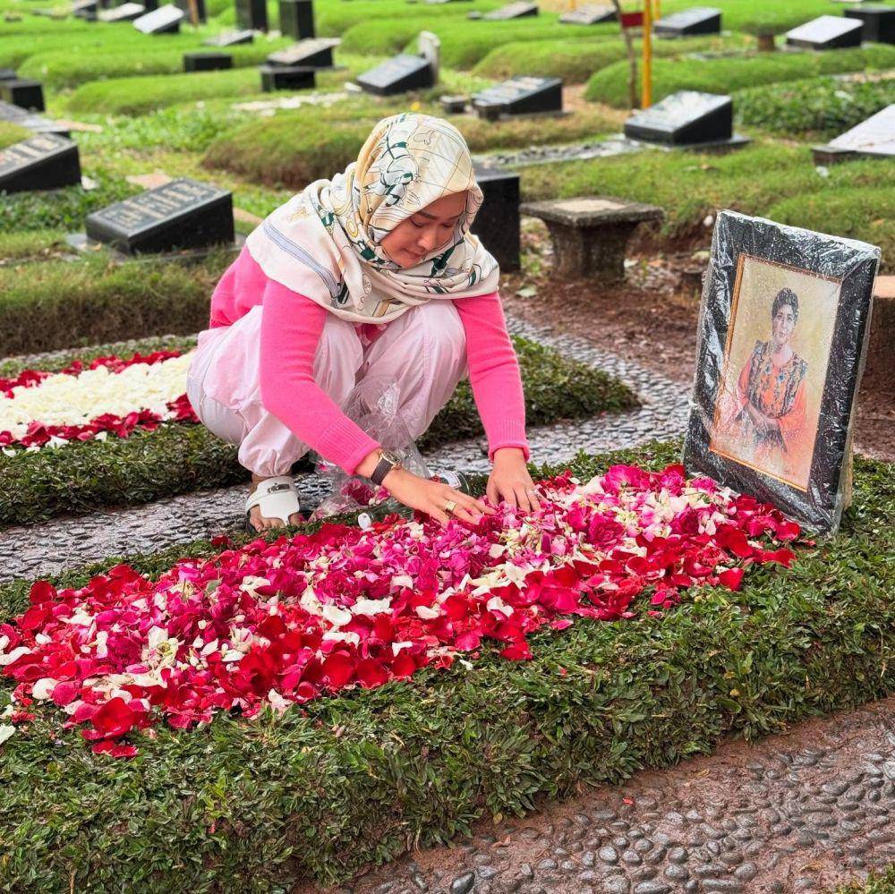 Inul ziarah ke makam Titiek Puspa (instagram.com/inul.d)