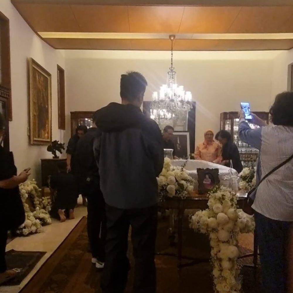 Baim Wong di rumah duka Hotma Sitompul (instagram.com/baimwong)