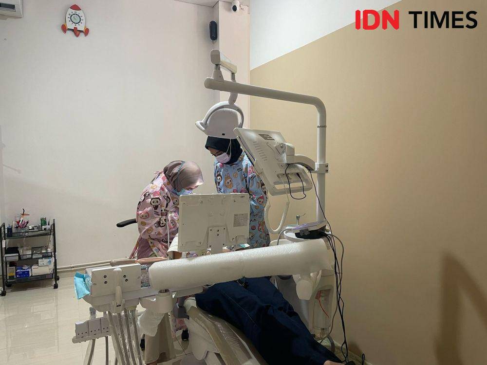 Praktek perawatan gigi di klinik gigi Gigigo di Karangasem, Solo. (IDN Times/Larasati Rey)