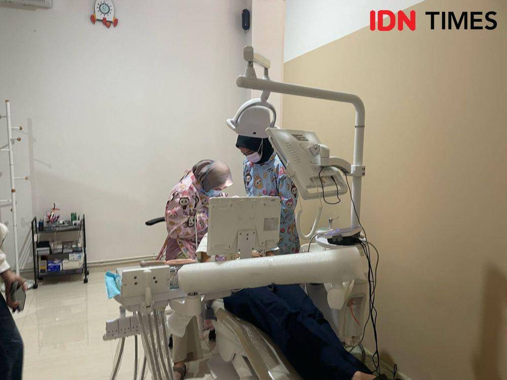 Praktek perawatan gigi di klinik gigi Gigigo di Karangasem, Solo. (IDN Times/Larasati Rey)
