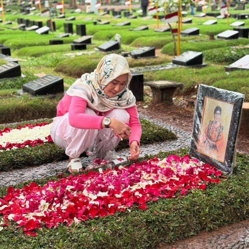 Inul ziarah ke makam Titiek Puspa (instagram.com/inul.d)
