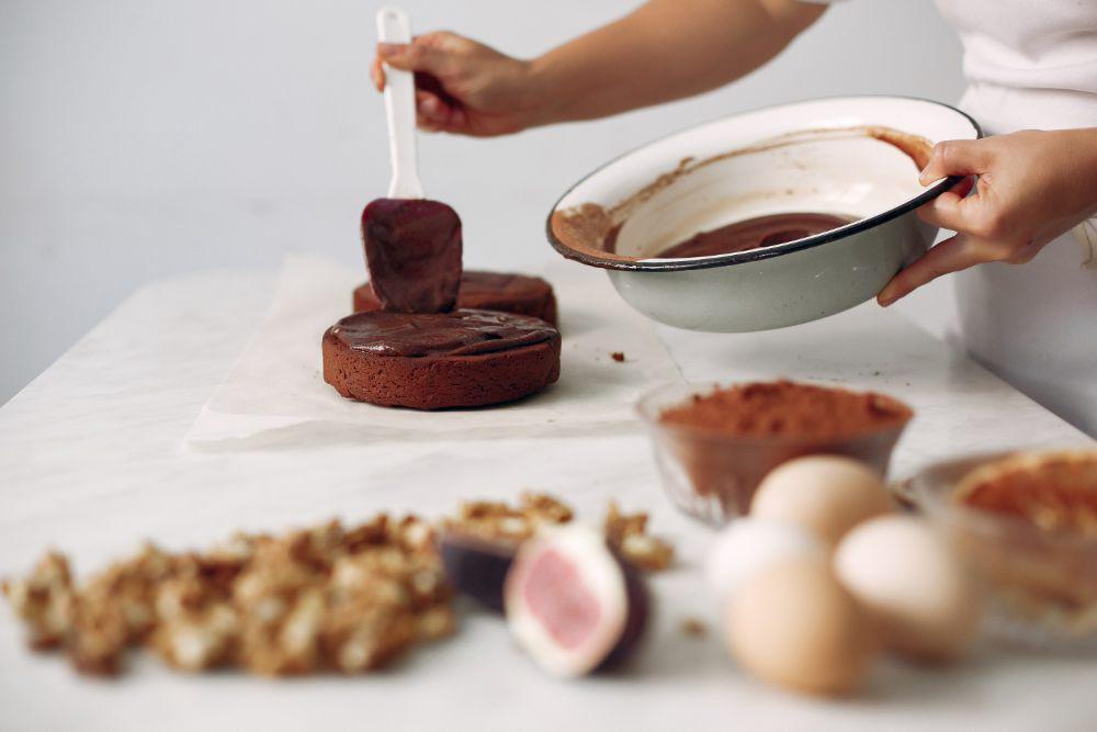 Ilustrasi mengoles coklat pada kue (freepik.com/prostooleh)