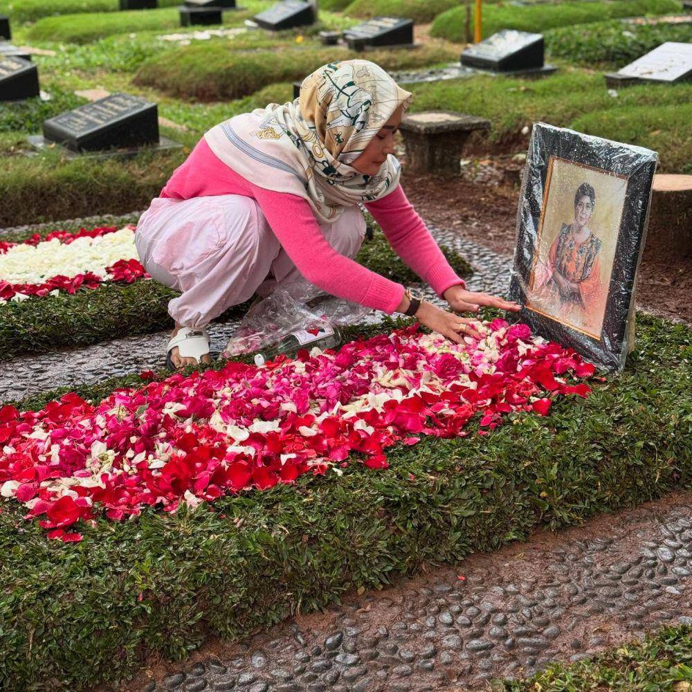 Inul ziarah ke makam Titiek Puspa (instagram.com/inul.d)