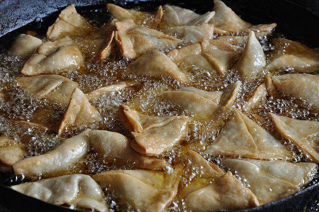 ilustrasi menggoreng samosa (commons.wikimedia.org/Biswarup Ganguly)