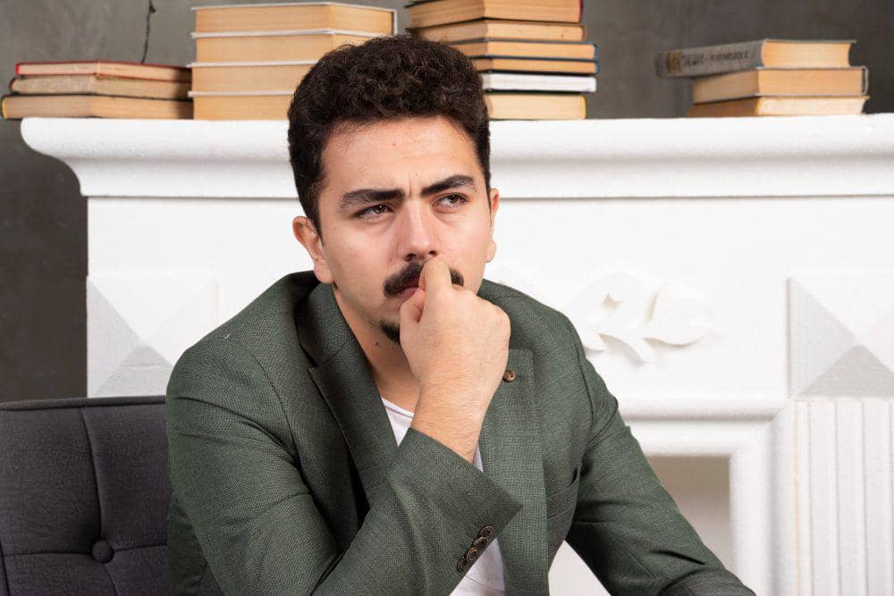 ilustrasi orang pendiam tapi observant (freepik.com/azerbaijan_stockers)