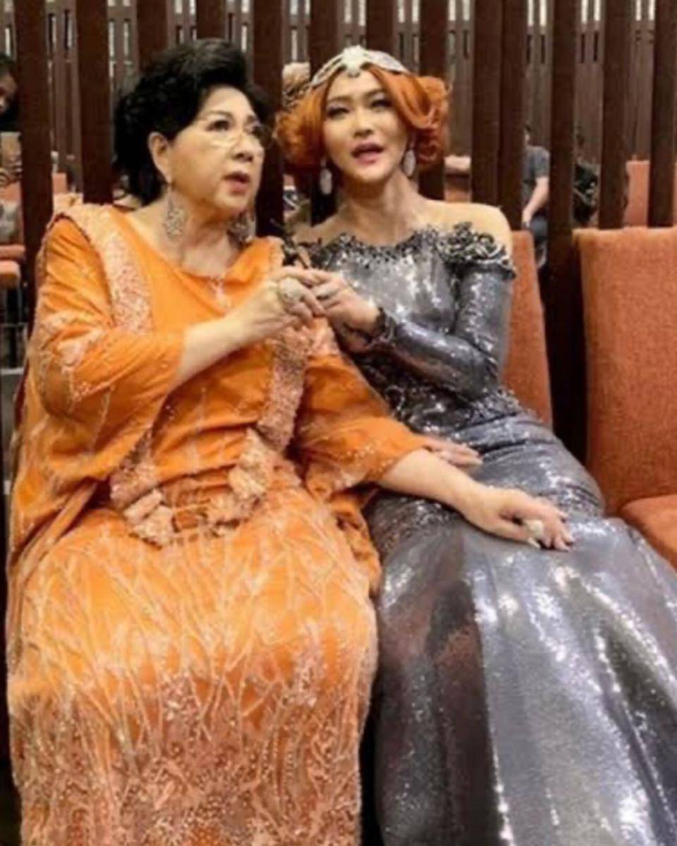 Inul ziarah ke makam Titiek Puspa (instagram.com/inul.d)