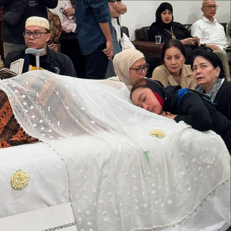 Inul ziarah ke makam Titiek Puspa (instagram.com/inul.d)