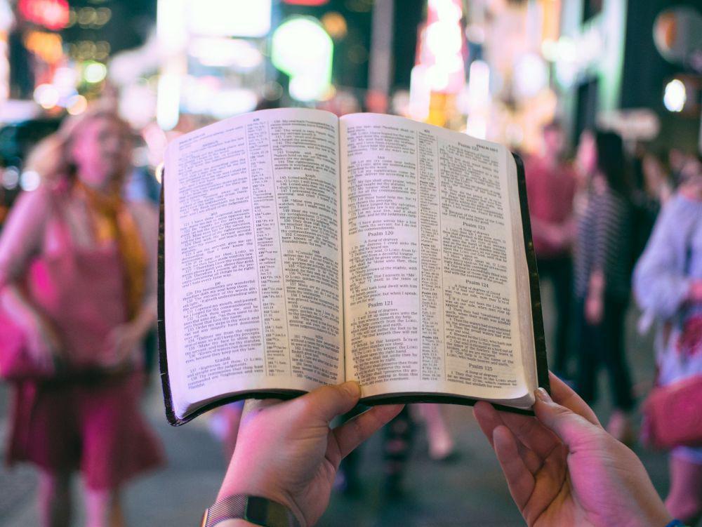 22 Ayat Alkitab tentang Kekuatan, Memberi Semangat Hidup