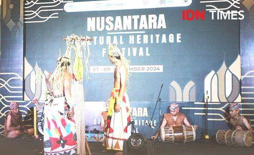 Seni budaya adat Paser dalam kegiatan Nusantara Cultural Heritage Festival 2024 IKN (IDN Times/Ervan)
