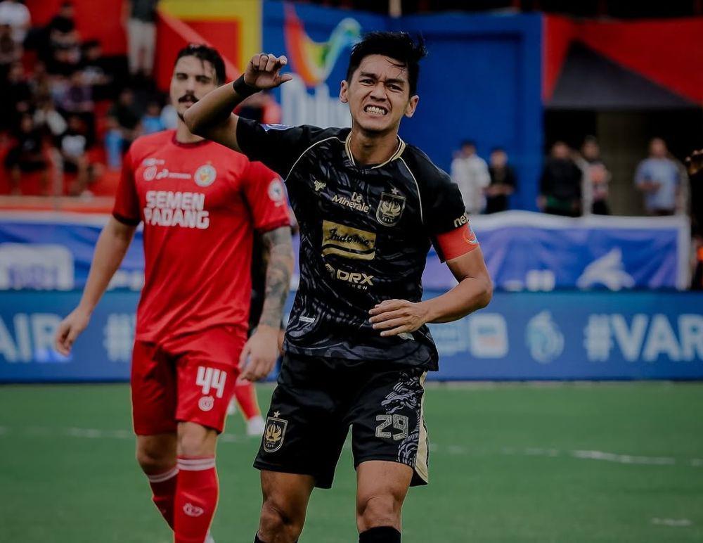 PSIS Semarang melawan Semen Padang di laga pekan ke-29 Liga 1 2024/2025 di Stadion Haji Agus Salim, Kota Padang, Kamis (17/4/2025). (dok. PSIS)
