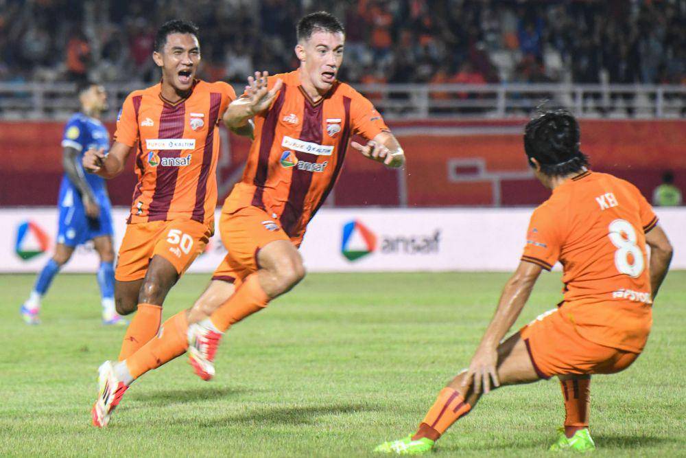 Pesepak bola Borneo FC Samarinda Mariano Ezequiel Peralta (tengah) bersama rekannya Rivaldo Enero Pakpahan (kiri) melakukan selebrasi usai mencetak gol ke gawang Persib Bandung saat pertandingan Liga 1 2024/2025 di Stadion Segiri, Samarinda, Kalimantan Timur, Jumat (11/4/2025). ANTARA FOTO/M Risyal Hidayat/Spt.