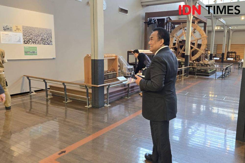 Rachmat Gobel saat berkunjung ke ‘Toyota Mirai’. (IDN Times/Uni Lubis)