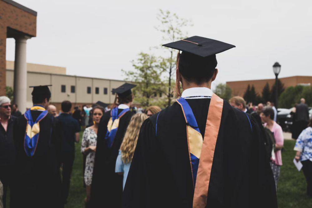 ilustrasi sarjana (unsplash.com/Charles DeLoye)