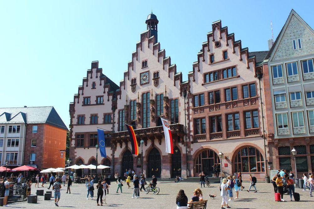 Frankfurt (unsplash.com/Lāsma Artmane)