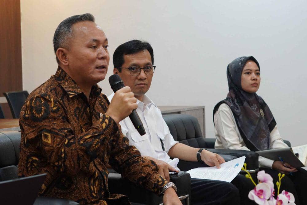 Wamenham menerima audiensi korban pelanggaran HAM pengelola sirkus dan taman rekreasi. (dok. Kemen HAM)