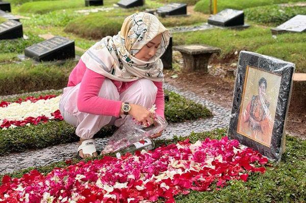 Potret Inul Ziarah Peringati 7 Hari Meninggalnya Titiek Puspa, Haru