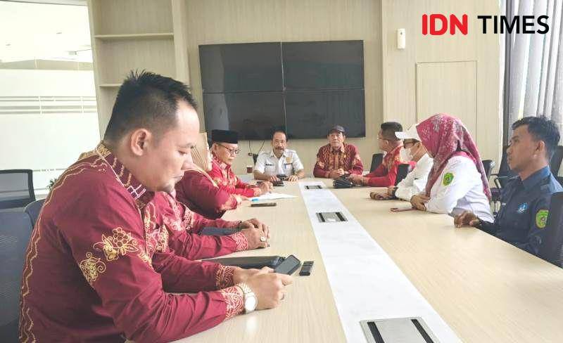 Diskusi ketua dan anggota Komisi I DPRD Tabalong dengan Direktur Muhsin Palinrungi (IDN Times/Ervan)