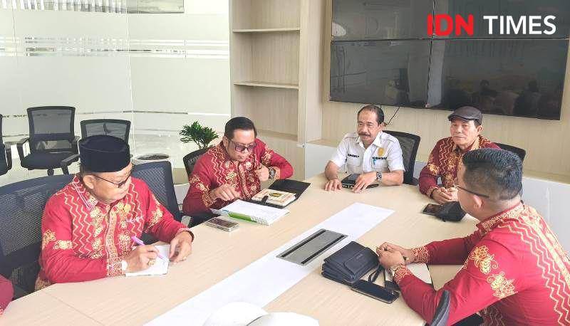 Jalannya diskusi Komisi 1 DPRD Tabalong dengan Direktur Muhsin Palinrungi (IDN Times/Ervan)