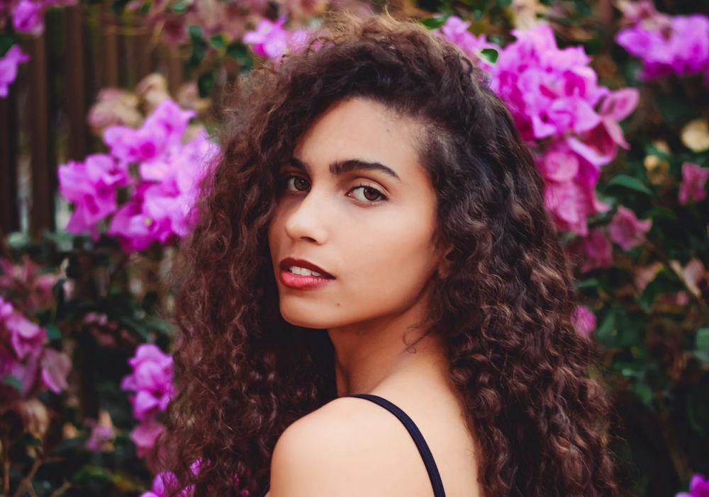 5 Tips Perawatan Rambut Keriting, Jangan Menyisir Sebelum Keramas!