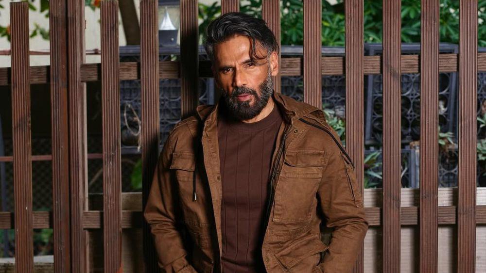 8 Potret Terkini Aktor Bollywood Suniel Shetty, Sudah Jadi Kakek!