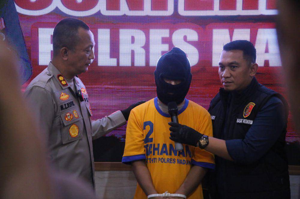Pengakuan kedua pelaku pembuangan bayi di Madiun diamankan polisi. IDN Times/ Istimewa.
