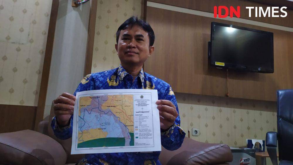 Kepala Bidang Geologi dan Air Tanah, Dinas ESDM Jateng, Heru Sugiharto memperlihatkan peta kerawanan tanah gerak di Semarang. (IDN Times/Fariz Fardianto)