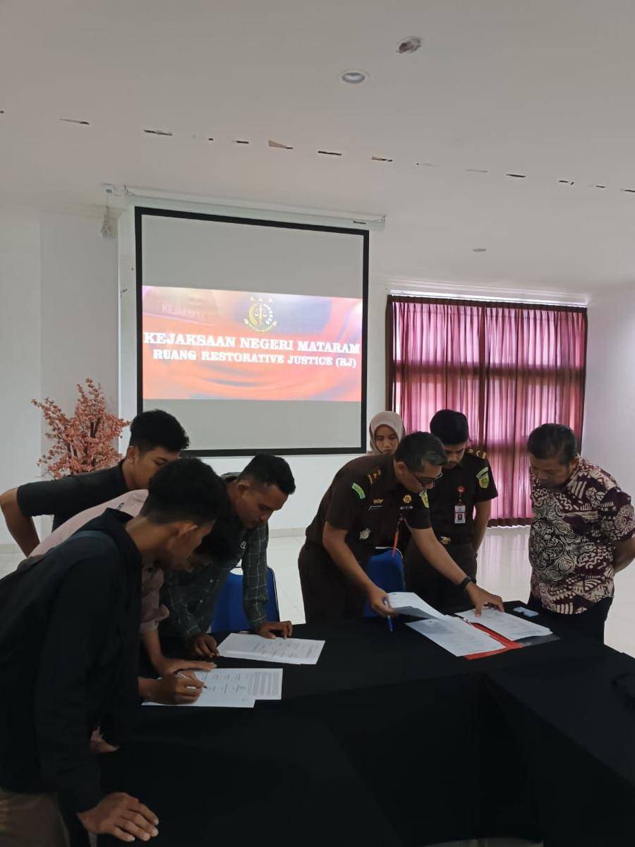 Proses RJ kasus perusakan gerbang DPRD NTB. (dok. Istimewa)
