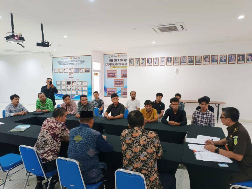 Proses RJ enam mahasiswa yang menjadi tersangka perusakan gerbang DPRD NTB di Kejaksaan Negeri Mataram, Kamis (17/4/2025). (dok. Istimewa)