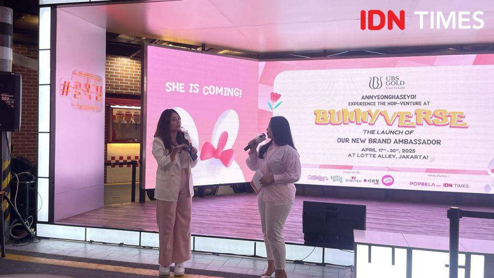Kolaborasi UBS Gold X Nayeon diperkenalkan dalam event "Wonderfully Magical Bunnyverse" di Lotte Alley, Lotte Mall, Jakarta Selatan. (IDN Times/Dina Salma)