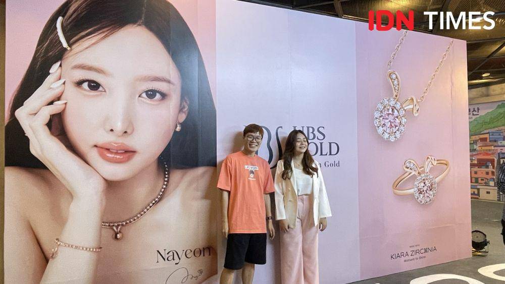 Kolaborasi UBS Gold X Nayeon diperkenalkan dalam event "Wonderfully Magical Bunnyverse" di Lotte Alley, Lotte Mall, Jakarta Selatan. (IDN Times/Dina Salma)