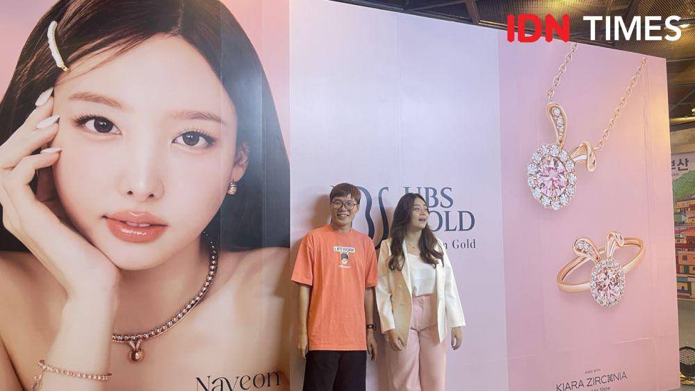 Kolaborasi UBS Gold X Nayeon diperkenalkan dalam event "Wonderfully Magical Bunnyverse" di Lotte Alley, Lotte Mall, Jakarta Selatan. (IDN Times/Dina Salma)