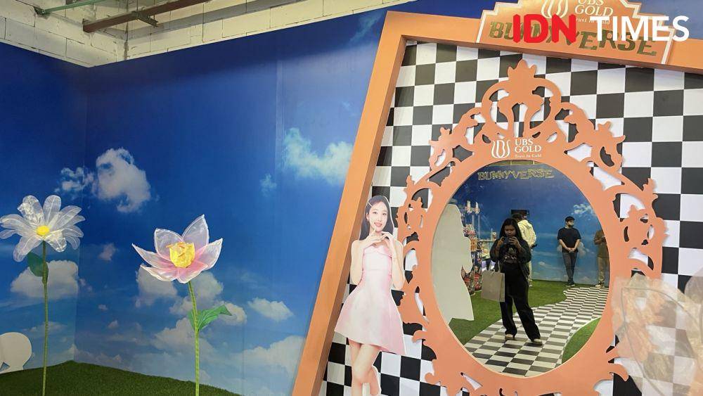 Kolaborasi UBS Gold X Nayeon diperkenalkan dalam event "Wonderfully Magical Bunnyverse" di Lotte Alley, Lotte Mall, Jakarta Selatan. (IDN Times/Dina Salma)