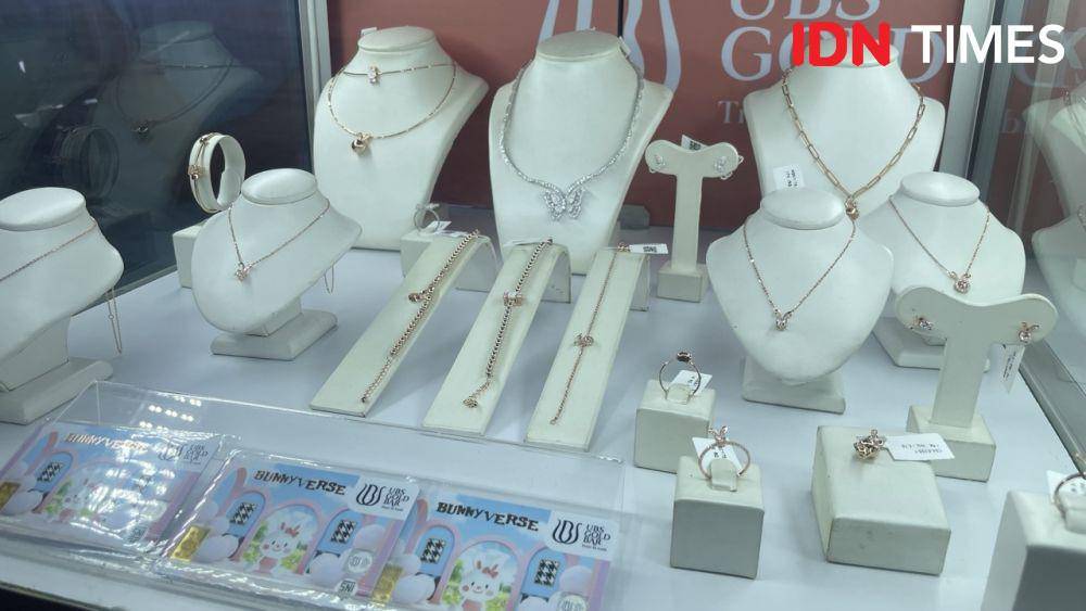 Kolaborasi UBS Gold X Nayeon diperkenalkan dalam event "Wonderfully Magical Bunnyverse" di Lotte Alley, Lotte Mall, Jakarta Selatan. (IDN Times/Dina Salma)