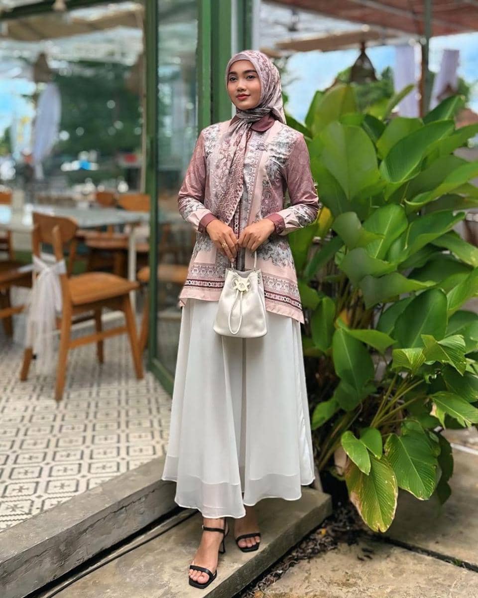 ide padu padan outfit pakai rok putih dan kemeja motif ala Dwi Bidari