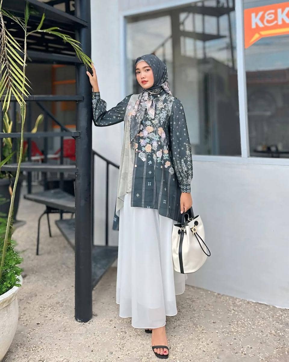 outfit pakai rok putih dan kemeja motif ala Dwi Bidari