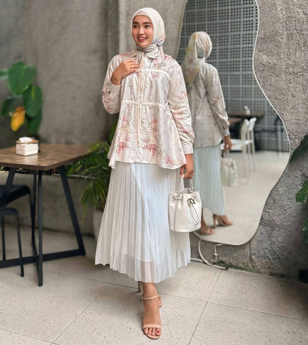 potret ide padu padan outfit pakai rok putih dan kemeja motif ala Dwi Bidari