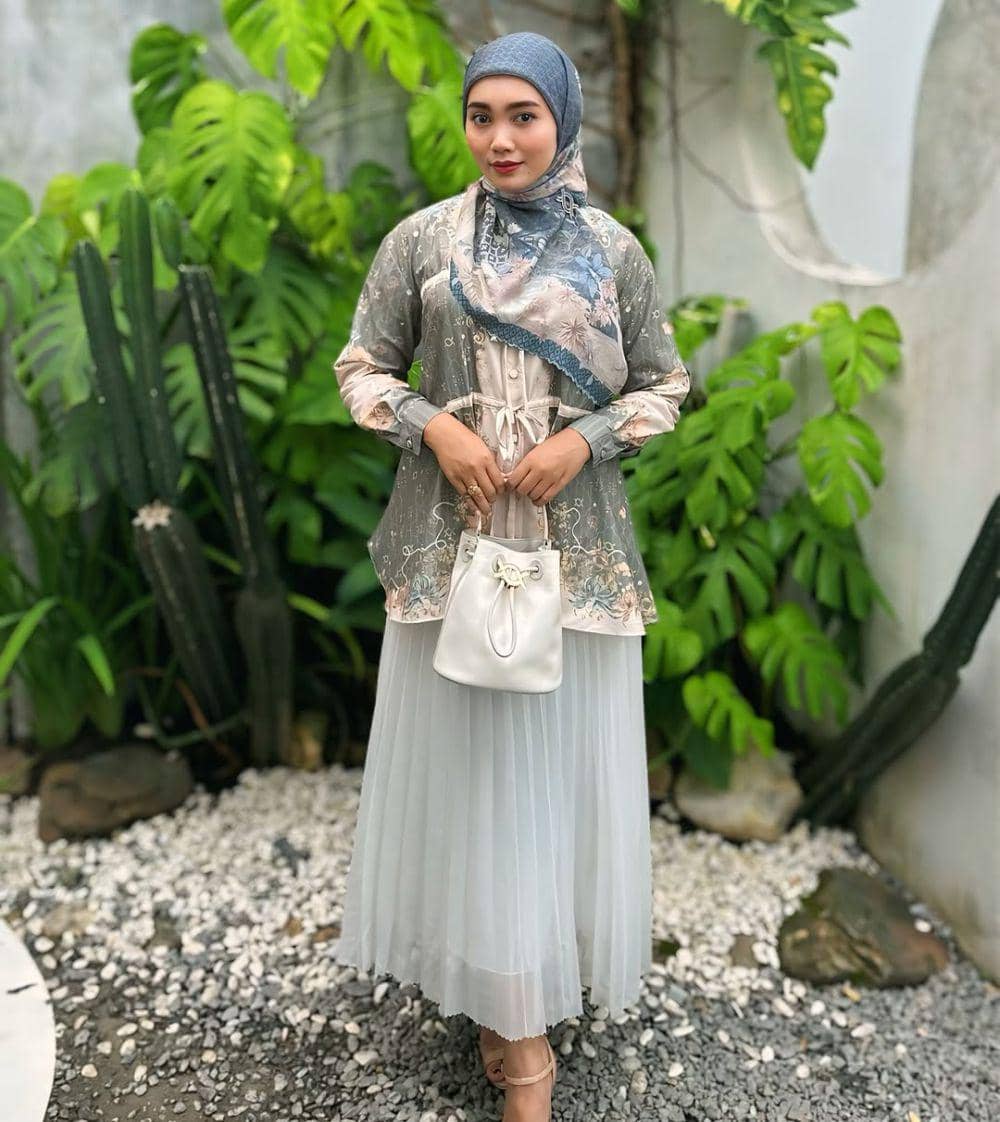 padu padan outfit pakai rok putih dan kemeja motif ala Dwi Bidari