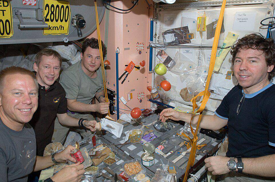 Kru di dalam ISS yang memperlihatkan bagaimana kondisi ketika mereka hendak makan. (commons.wikimedia.org/NASA)