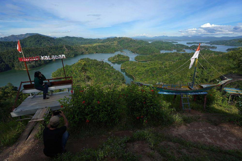 Bukit Matang Kelatan dengan pemandangan waduk Riam Kanan menjadi salah satu situs Geopark Meratus. (dok/meratusgeopark.org)