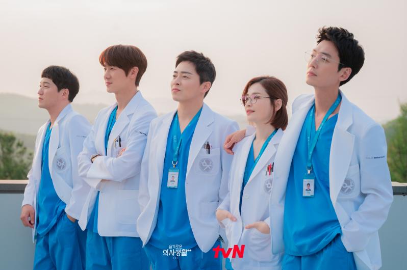 Haruskah Nonton Hospital Playlist sebelum Resident Playbook?