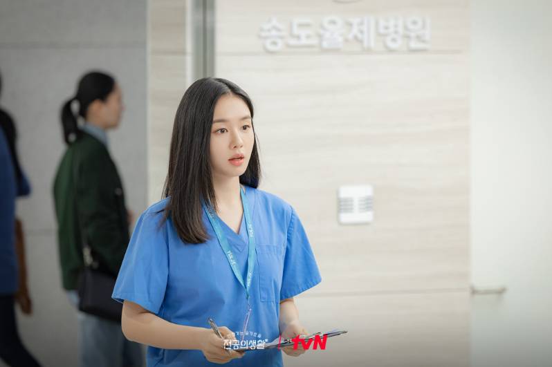 Ahn Eun Jin di drama Resident Playbook (Dok. tvN/Resident Playbook)