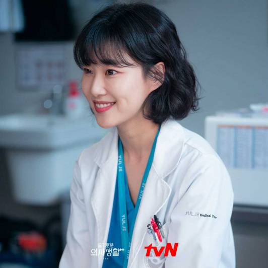 Ha Yoon Kyung di drama Hospital Playlist 2 (Dok. tvN/Hospital Playlist 2)