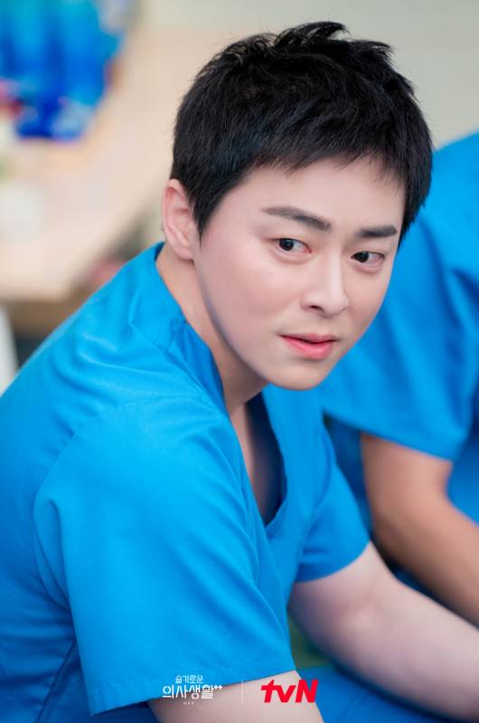 Jo Jung Suk di drama Hospital Playlist 2 (Dok. tvN/Hospital Playlist 2)