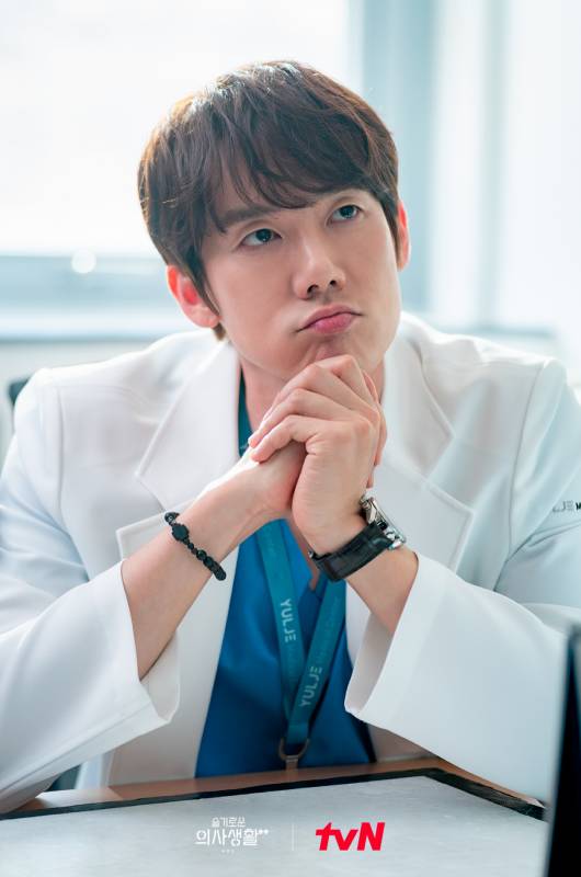 Yoo Yeon Seok di drama Hospital Playlist 2 (Dok. tvN/Hospital Playlist 2)