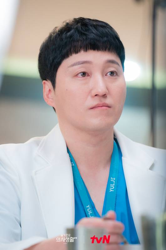 Kim Dae Myung di drama Hospital Playlist 2 (Dok. tvN/Hospital Playlist 2)