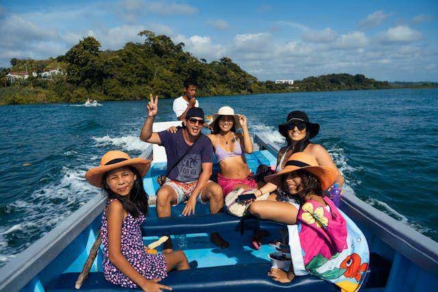 ilustrasi traveling bersama teman (pexels.com/Evelina Aleman)