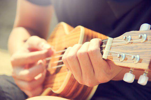 ilustrasi hobi bermain alat musik (Pexels.com/Porapak Apichodilok)