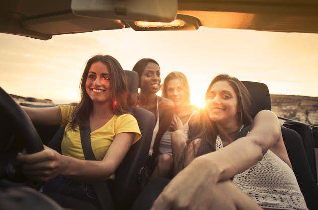 ilustrasi traveling bersama teman (pexels.com/Andrea Piacquadio)