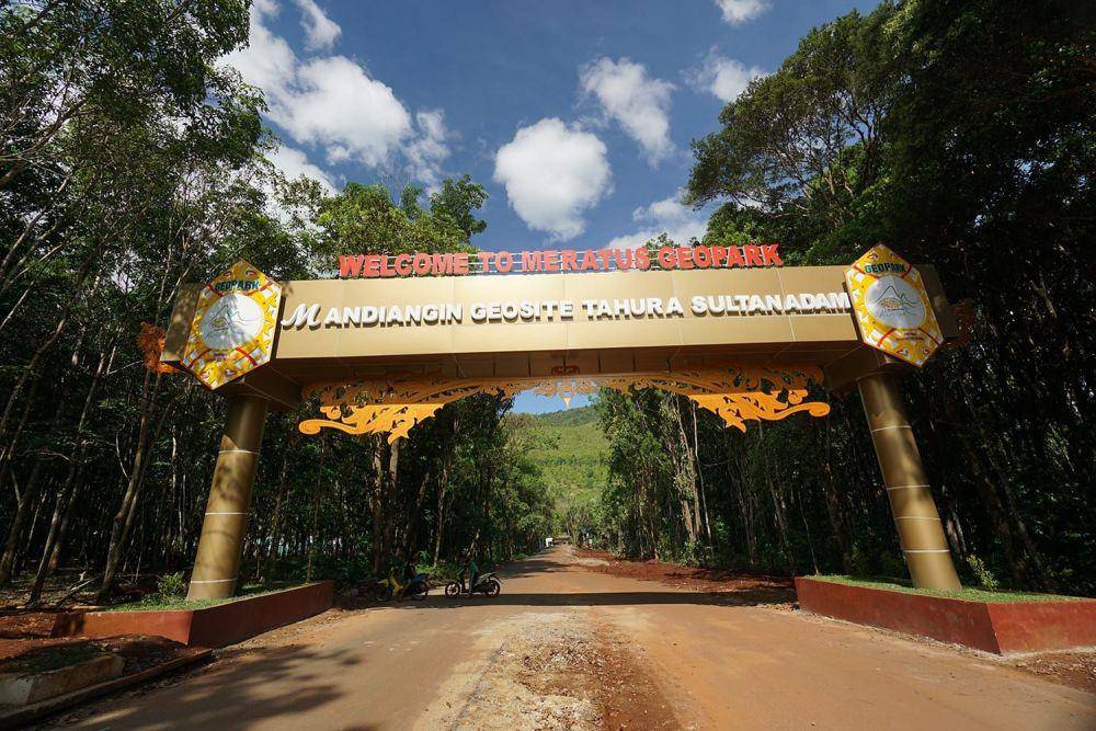 Gerbang Tahura Sultan Adam di Desa Mandiangin Kabupaten Banjar. (dok/istimewa)