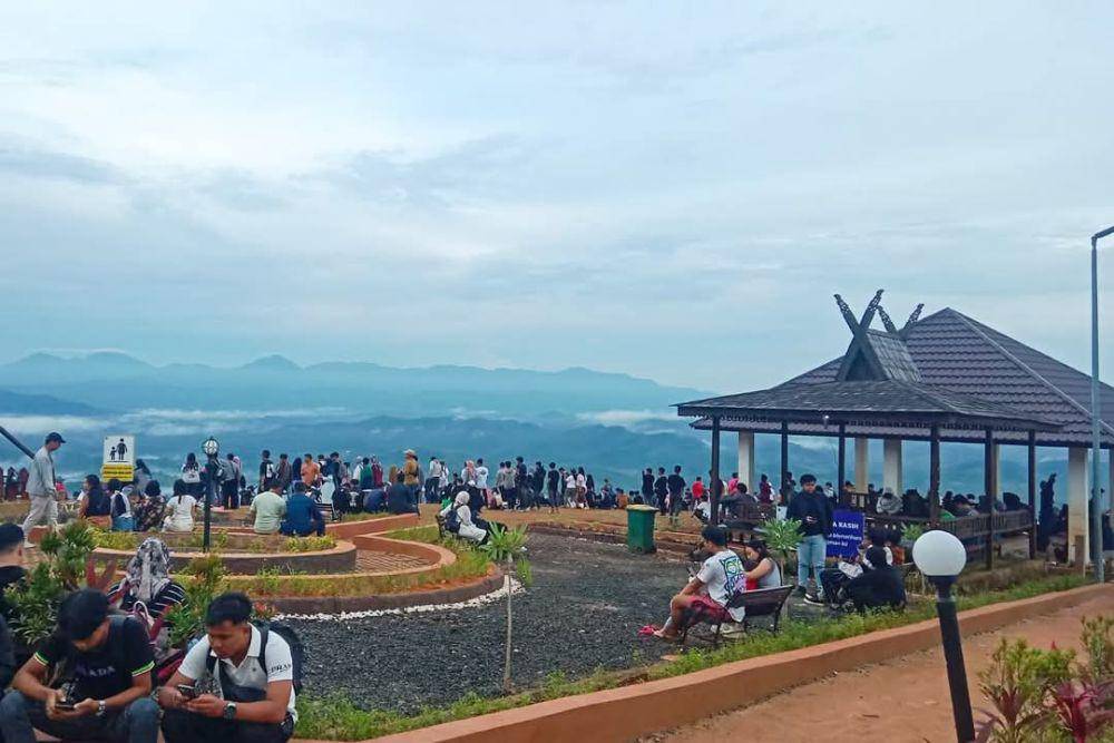 Pengunjung padati puncak Tahura Sultan Adam di pagi hari. (dok/Fb Tahura Sultan Adam)